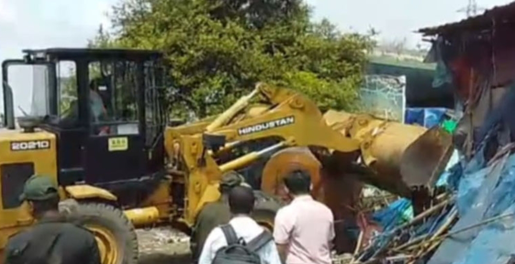 নারায়ণগঞ্জের সোনারগাঁয়ের কাঁচপুরে ঢাকা-চট্টগ্রাম মহাসড়কের পাশে ‘এক হাজার’ অবৈধ স্থাপনা গুড়িয়ে দিয়েছে উপজেলা প্রশাসন।