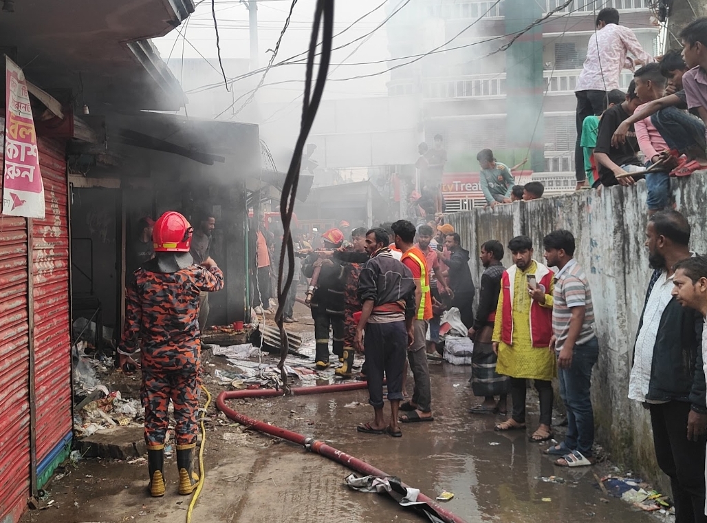 সোনারগাঁওয়ে ভয়াবহ অগ্নিকাণ্ডে ১৫টি দোকান পুড়ে ছাই