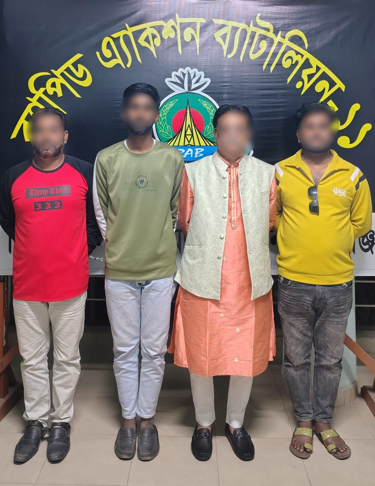 সোনারগাঁওয়ে অস্ত্র কেনা ও মজুদের ভিডিও ভাইরাল; ৩ সহযোগীসহ ‘ডন বজলু’ আটক বিদেশি পিস্তল ও গুলি উদ্ধার করেছে র‍্যাব-১১