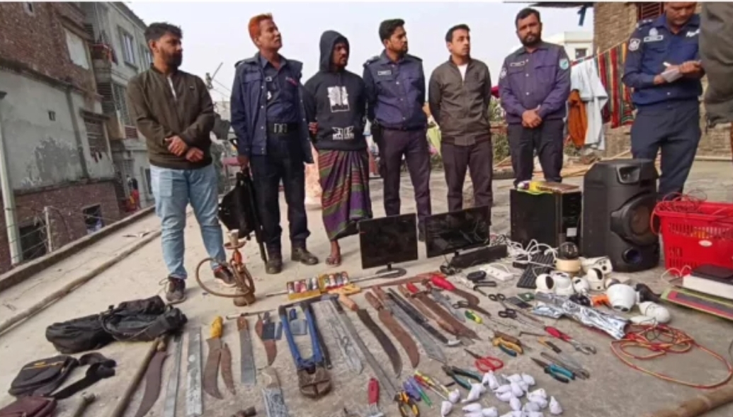 নারায়ণগঞ্জে মাদক ও দেশীয় অস্ত্রসহ ‘ফাইটার মনির’ গ্রেপ্তার