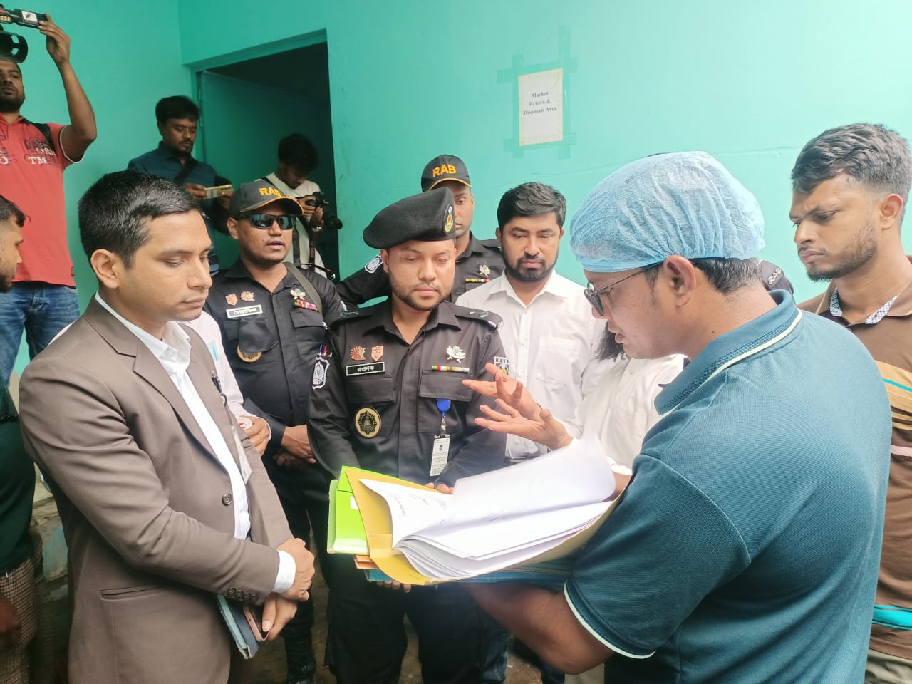 ফতুল্লায় ভেজাল শিশু খাদ্য উৎপাদন: র‍্যাব-১১ ও ভোক্তা অধিকারের যৌথ অভিযানে জরিমানা ৫০ হাজার টাকা