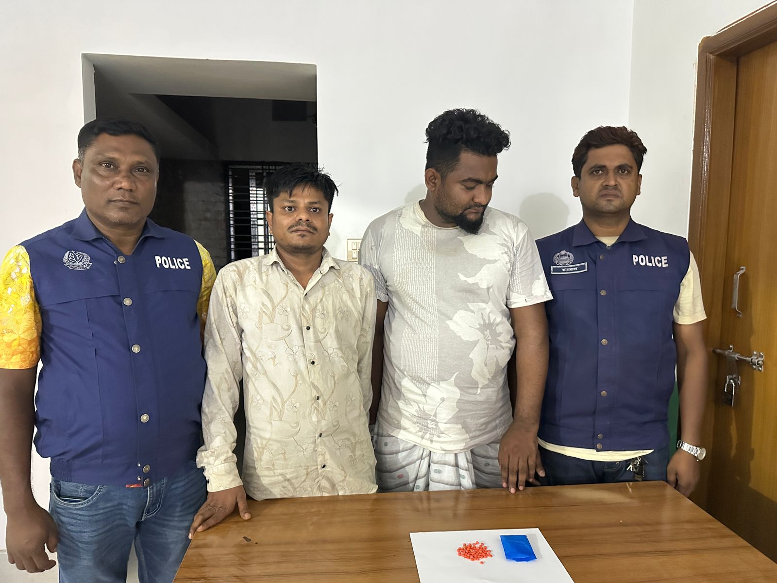 সোনারগাঁয়ে ৭০ পিস ইয়াবাসহ দুই মাদক কারবারি গ্রেফতার