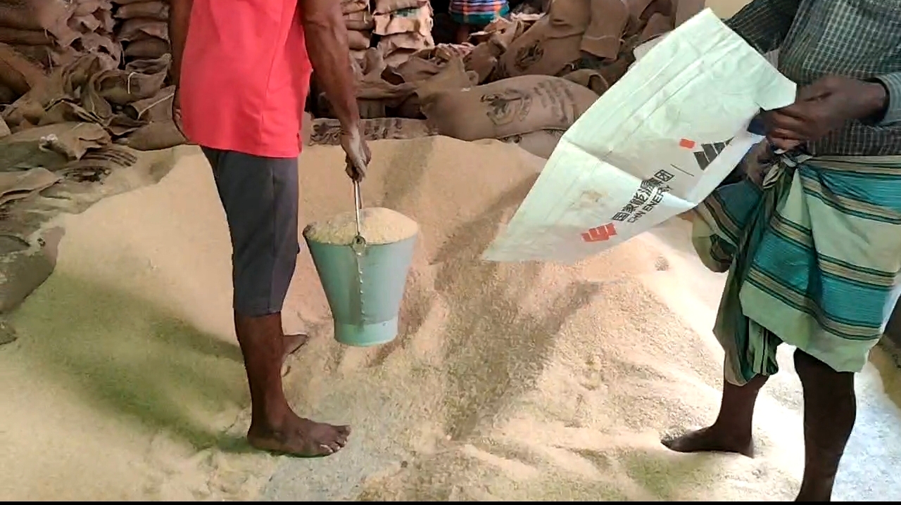 সোনারগাঁও পৌরসভায় ভিজিএফের চাল বিতরণে অনিয়মের অভিযোগ, কম চাল পাওয়ার দাবি উপকারভোগীদের