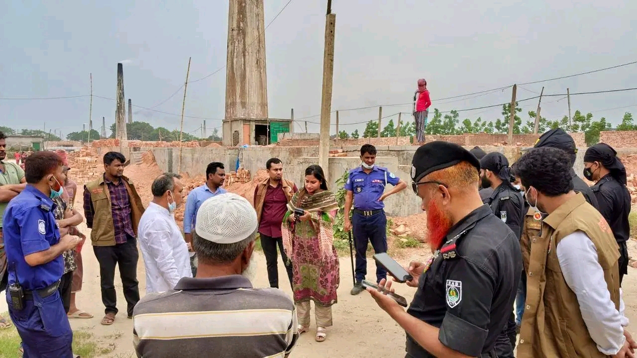 নারায়ণগঞ্জ সদর উপজেলার বক্তাবলি ইউনিয়নে অবৈধ ইটভাটার বিরুদ্ধে জেলা প্রশাসনের অভিযান, জরিমানা ১ লাখ ২০ হাজার টাকা