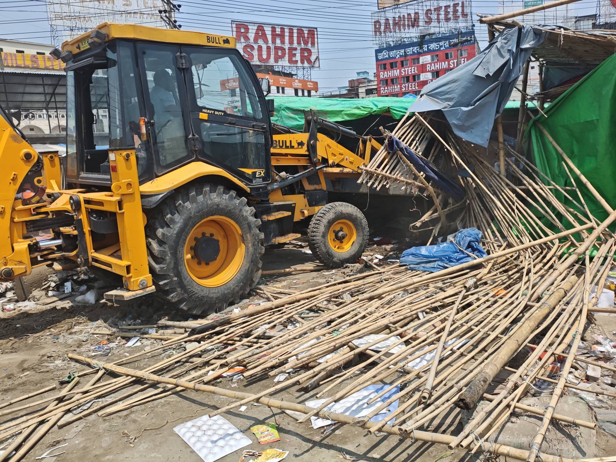 কাঁচপুর সেতু সংলগ্ন এলাকায় অবৈধ ৩০০ দোকান উচ্ছেদ, জেলা প্রশাসনের অভিযান