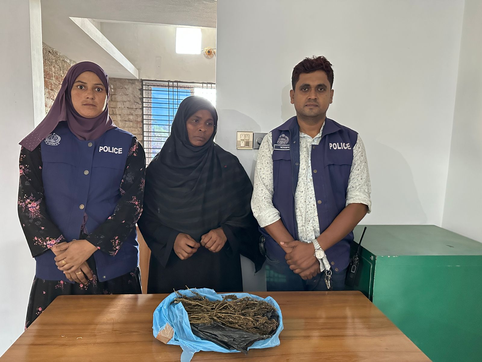 সোনারগাঁয়ে ২৫০ গ্রাম গাঁজাসহ নারী গ্রেপ্তার, মাদকের বিরুদ্ধে পুলিশের অভিযান অব্যাহত