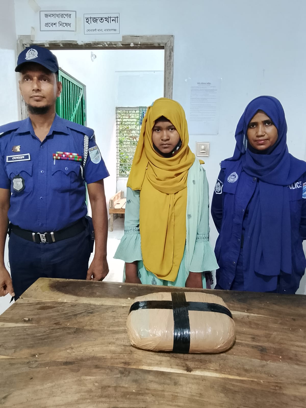 সোনারগাঁয়ে ১ কেজি গাঁজাসহ কিশোরী আটক