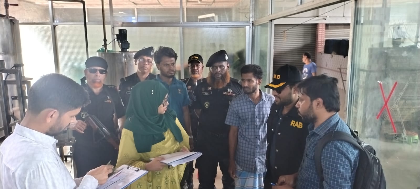 সিদ্ধিরগঞ্জে ভোজ্য তেলের কৃত্রিম সংকট তৈরির অভিযোগে অভিযান: ১ লাখ টাকা জরিমানা