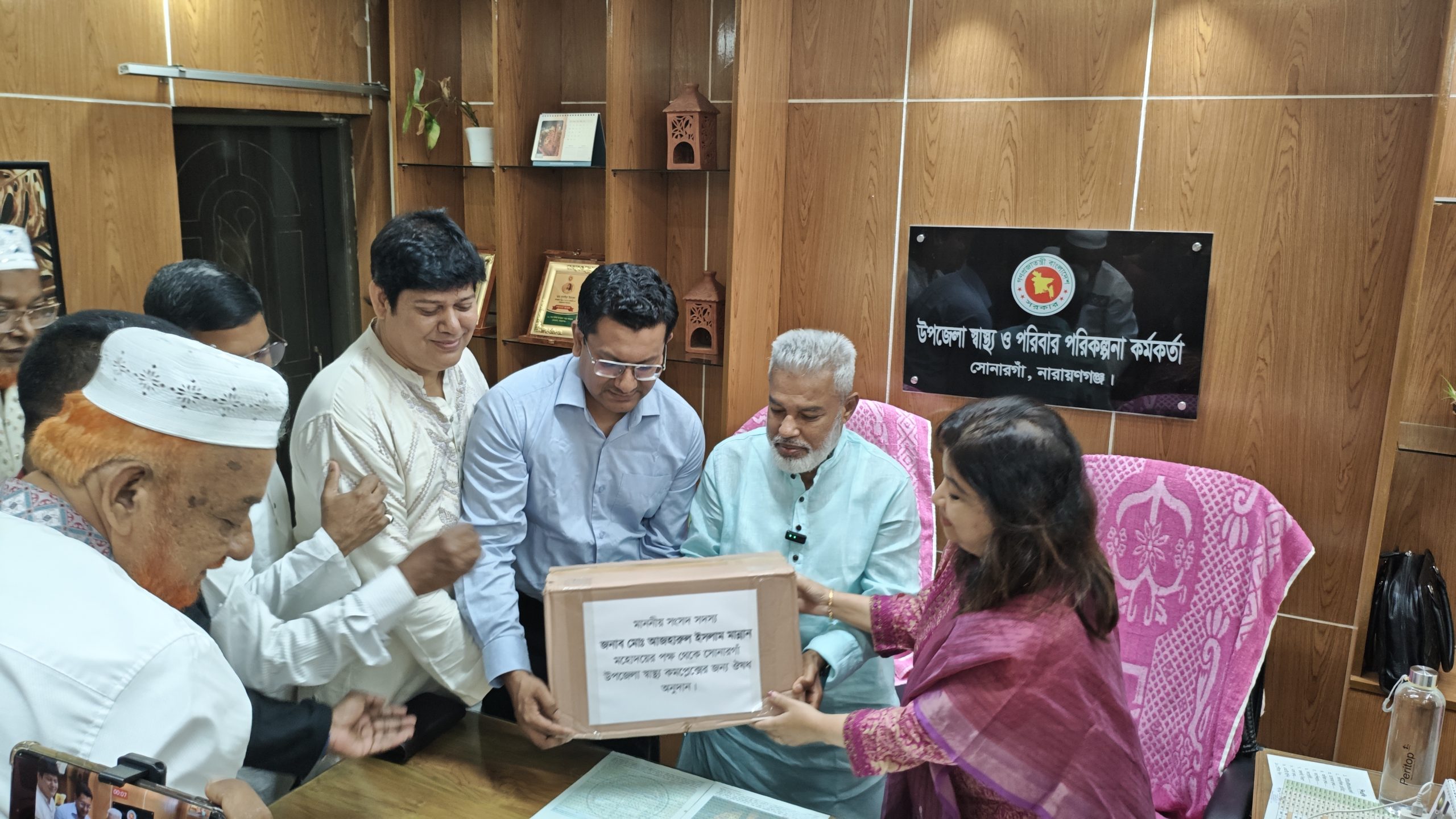 সোনারগাঁ উপজেলা স্বাস্থ্য কমপ্লেক্সে এমপি আজহারুল ইসলাম মান্নানের পক্ষ থেকে ঔষধ অনুদান প্রদান