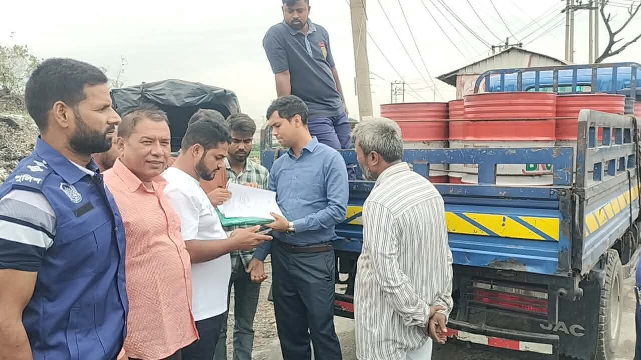 সোনারগাঁয়ে অবৈধভাবে মজুত করা ১৩ ড্রাম জ্বালানি তেল জব্দ, ভ্রাম্যমাণ আদালতের জরিমানা