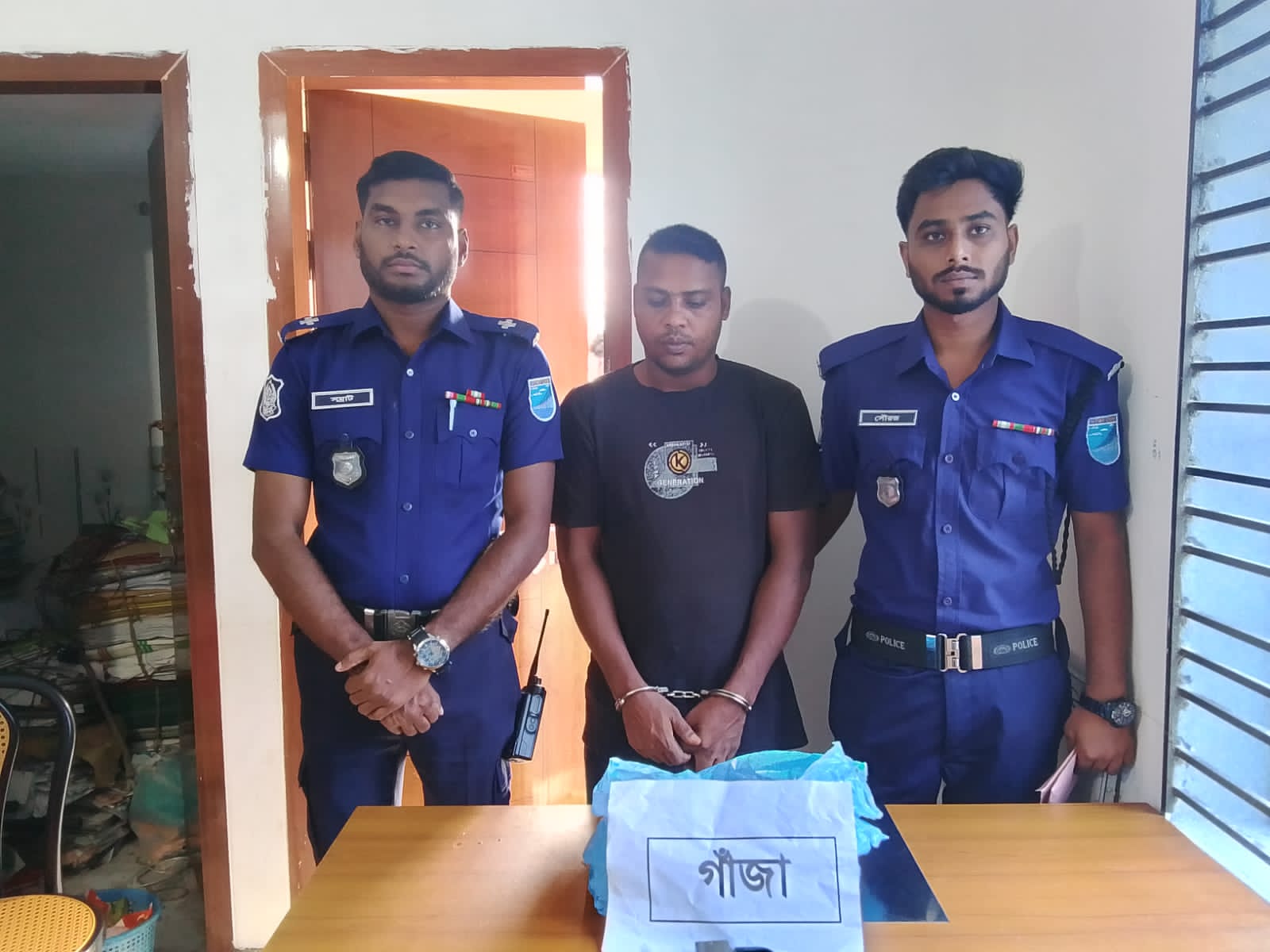 সোনারগাঁ থানার অভিযানে ৫০০ গ্রাম গাঁজাসহ মাদক ব্যবসায়ী গ্রেফতার