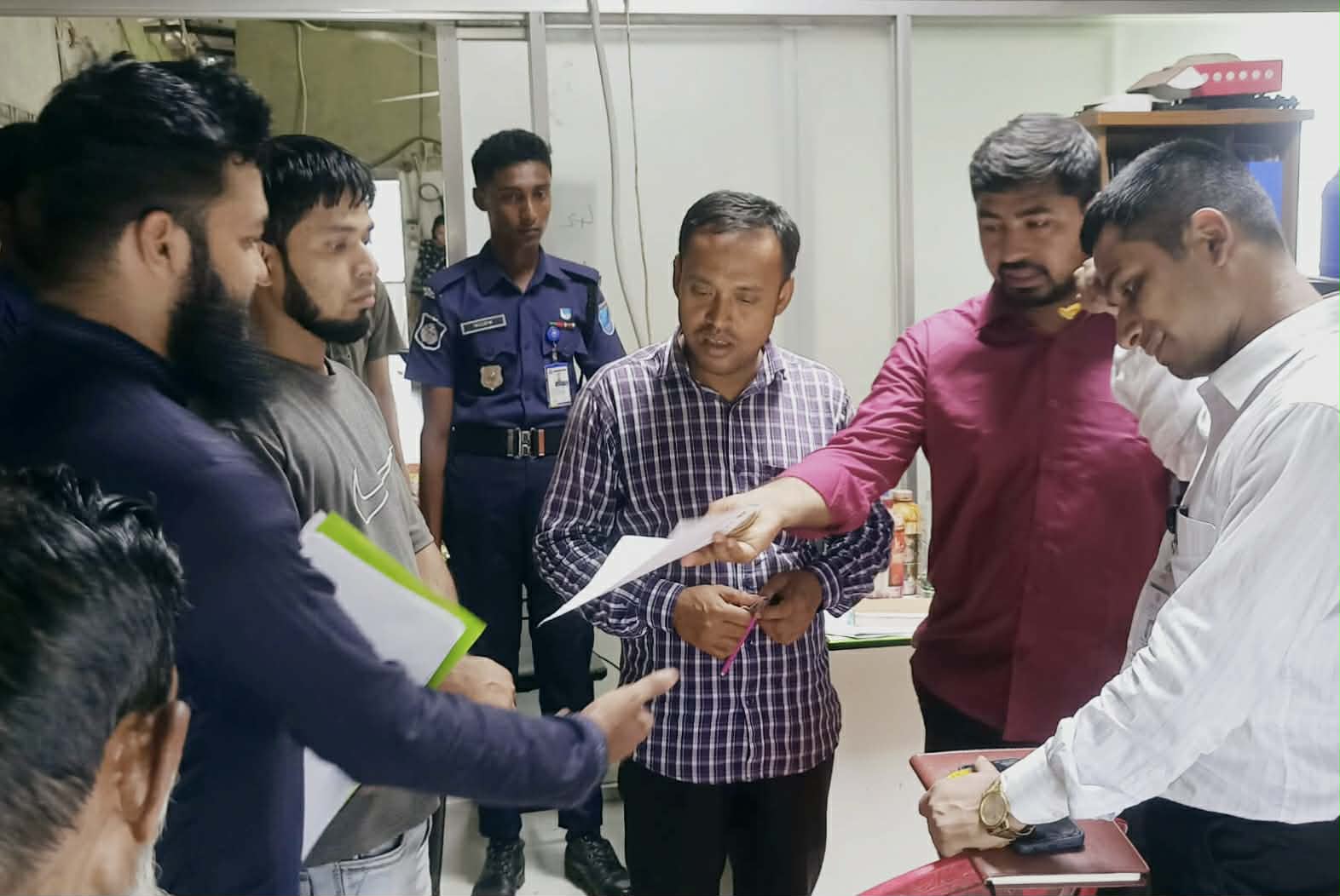 মেয়াদোত্তীর্ণ কালার ও ফ্লেভার দিয়ে তৈরি হচ্ছে বাচ্চাদের চকলেট : জরিমানা ৪০,০০০ টাকা