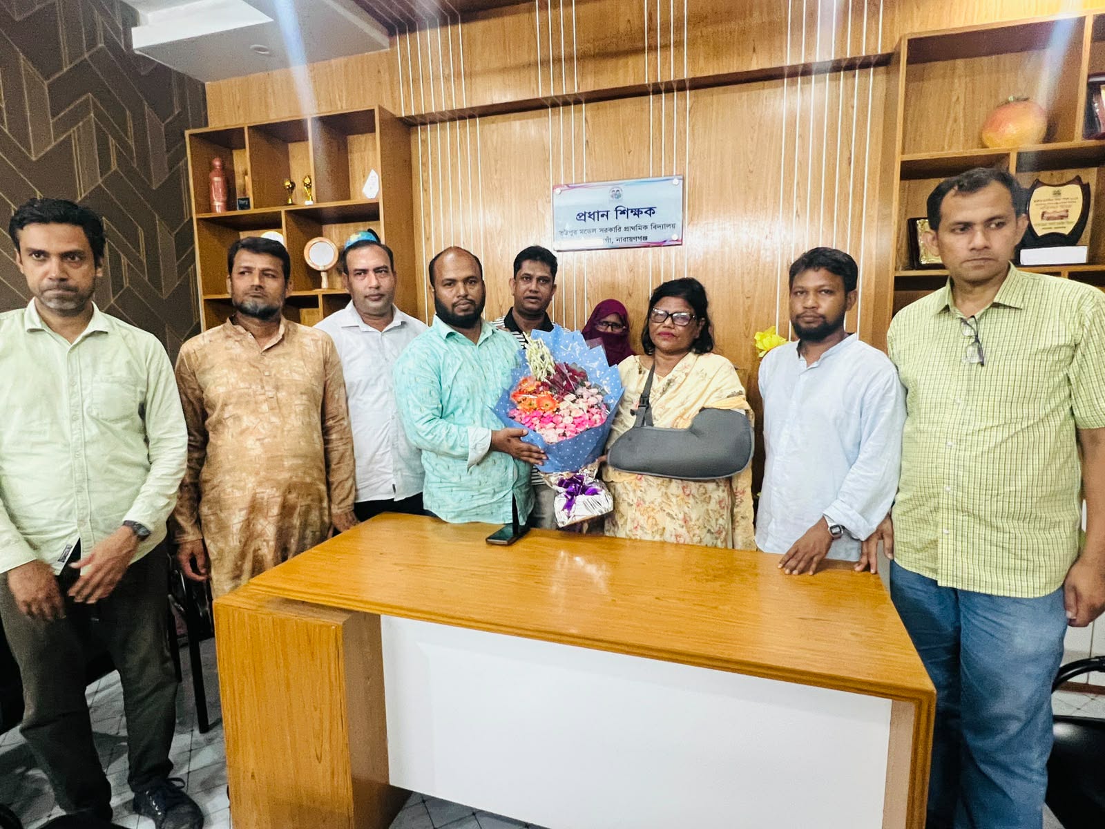 জাতীয় পর্যায়ে শ্রেষ্ঠ প্রধান শিক্ষক বি. আর. বিলকিসকে ফুলেল শুভেচ্ছা