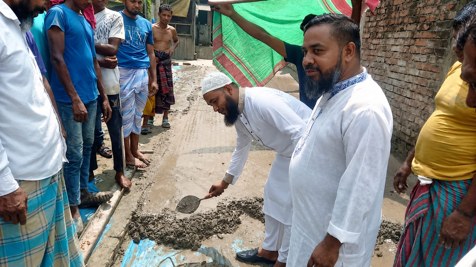 দীর্ঘদিনের দুর্ভোগের অবসান, বৈদ্যেরবাজারে ভাঙা সড়কের সংস্কার কাজের উদ্বোধন