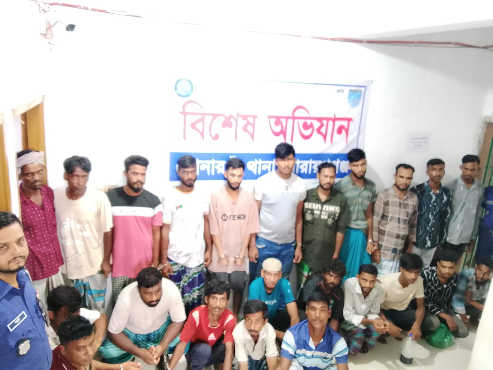 সোনারগাঁ থানা এলাকায় বিশেষ অভিযান পরিচালনা করে বিভিন্ন মামলায় মোট ২৪ জন আসামিকে গ্রেপ্তার করেছে পুলিশ।