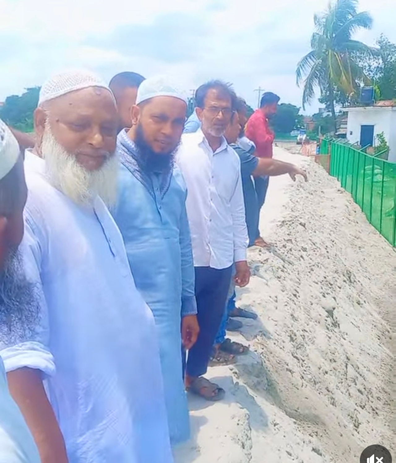 বৈদ্যেরবাজারে জলাবদ্ধতায় দুর্ভোগ, পানি নিষ্কাশনে উদ্যোগ চেয়ারম্যান মামুনের