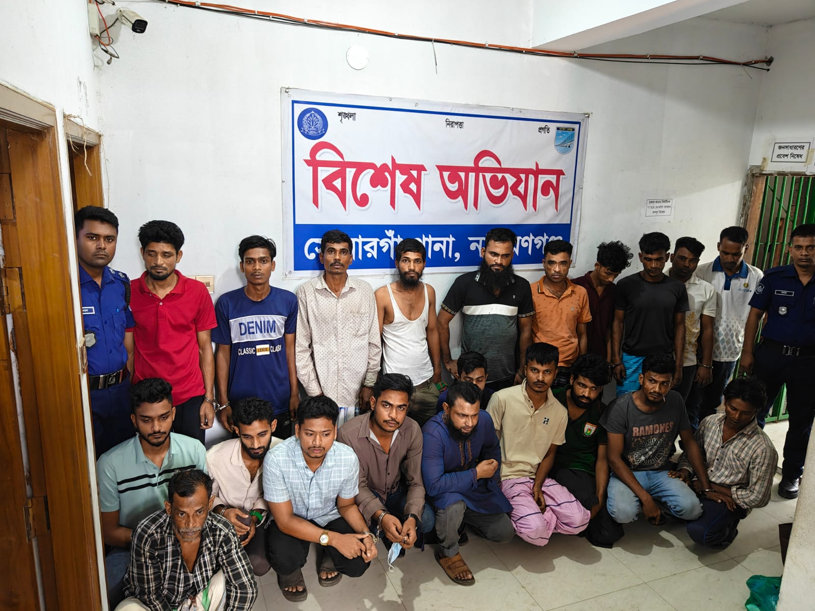সোনারগাঁয়ে পুলিশের বিশেষ অভিযান: ইয়াবাসহ গ্রেপ্তার ২১