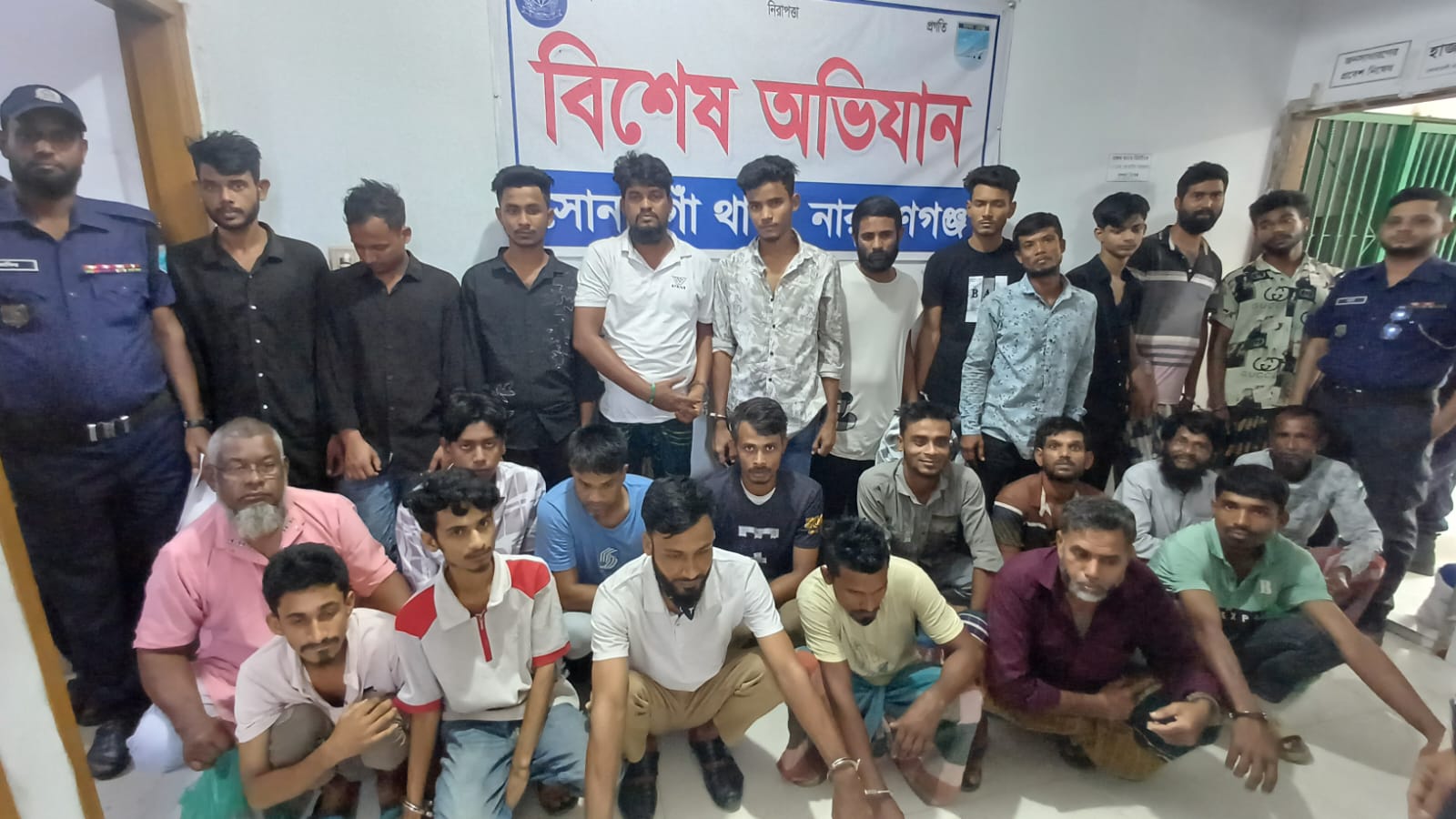 সোনারগাঁয়ে পুলিশের বিশেষ অভিযানে ২৬ জন গ্রেফতার, ২০ পিস ইয়াবা উদ্ধার